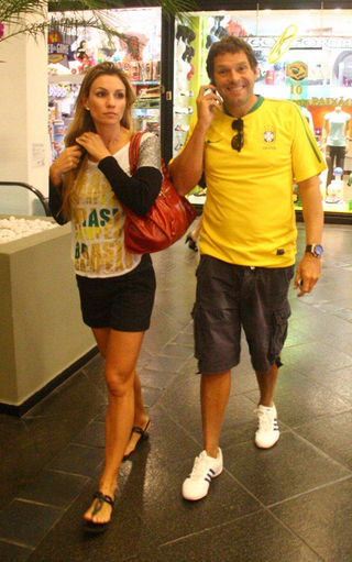 Alexandre Accioly e namorada vão às compras