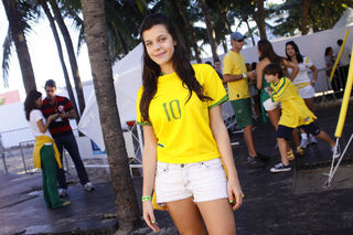 Giovana Echeverria veste a camisa 10 para torcer pelo Brasil