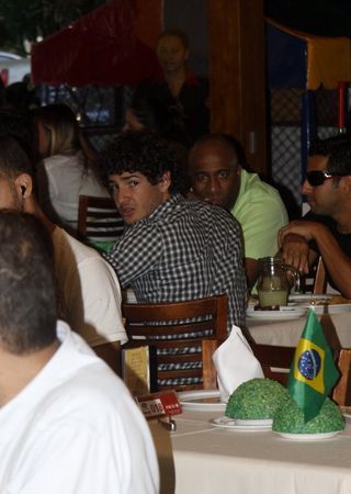 Alexandre Pato assistindo ao Jogo do Brasil