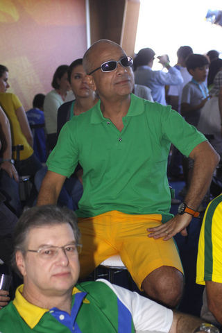 Os 'Cassetas' Beto Silva e Cláudio Manoel assistindo ao Jogo do Brasil