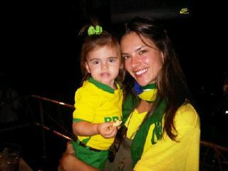 Alessandra Ambrósio e a pequena Anja Louise vestem a camisa para torcer pelo Brasil