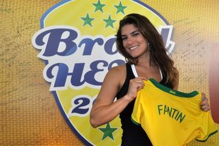 Priscila Fantin segurando a camisa do Brasil