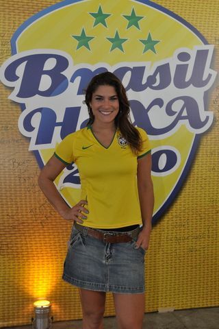 Priscila Fantin veste a camisa do Brasil