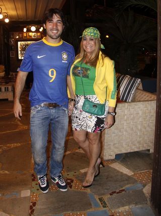 Susana Vieira e namorado Sandro Pedroso juntos na torcida pelo Brasil
