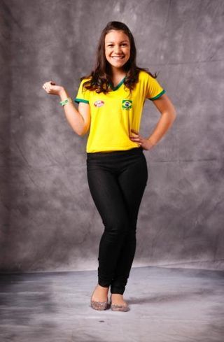 Priscilla Alcântara veste a camisa do Brasil para assistir a seleção brasileira no Club A