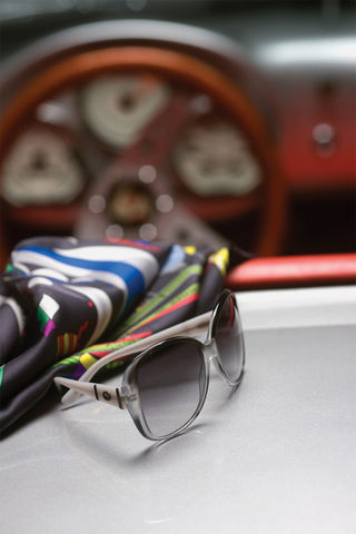 Óculos de acetato Balenciaga, para Op Art oparstore.com e lenço de seda Hermès hermes.com
