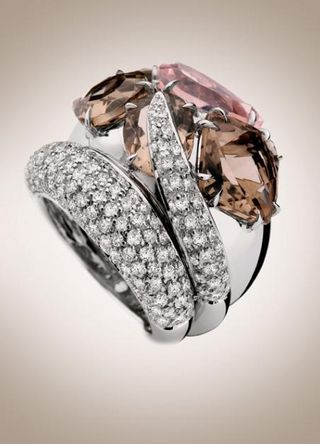 Anel de ouro branco com diamantes brancos e quartzos fumÊ e rosa Brumani, brumani.com.br