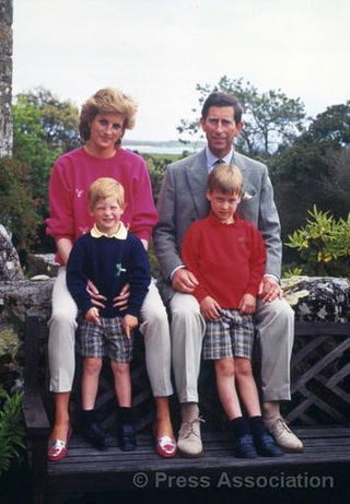 O Príncipe e a Princesa de Wales com os filhos, o Príncipe William, com seis anos, e o Príncipe Harry, com quatro anos