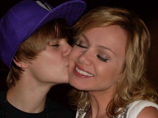 Eliana ganha beijinho rosto de Justin Bieber
