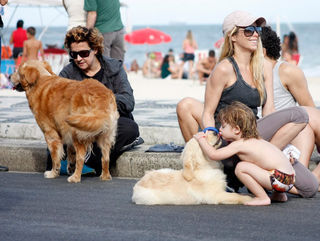 Betty Lago, Danielle Winits e o filho, Noah, com seus cães