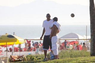 O jogador de basquete Leandrinho, `namorido` de Samara Felippo, na orla da Barra da Tijuca, Rio de Janeiro