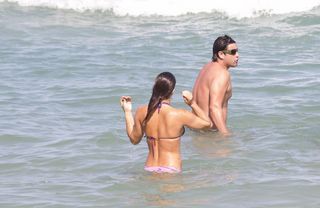 Priscila Fantin e Bruno de Luca na praia da Barra da Tijuca, Rio de Janeiro