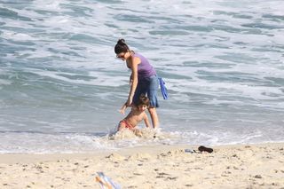 Isabeli Fontana com o filho Lucas na praia da Reserva, Rio de Janeiro
