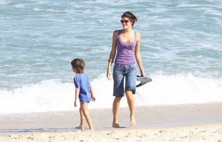Isabeli Fontana com o filho Lucas na praia da Reserva, Rio de Janeiro