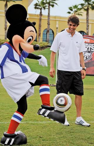 Craque Kaká se diverte na Disney