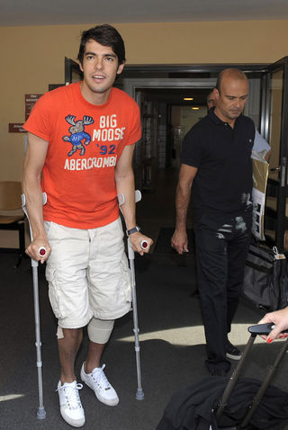Kaká chega a Madrid de muletas após operar o joelho