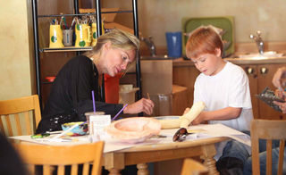 Sharon Stone pinta com o filho Roan