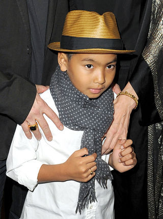 Filho de Angelina Jolie, o pequeno Maddox, 9, tem um estilo despojado com direito a chapéu e visual punk-rock