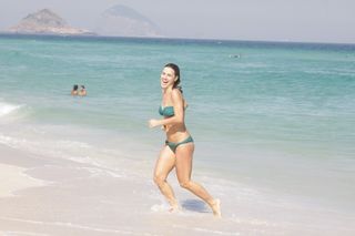 Carolina Dieckmann sai do mar e brinca com os paparazzis