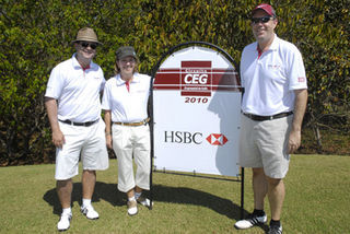 Fernando Moreira, CEO do HSBC Seguros, e seus parceiros de jogo, os golfistas Maria Rocha e Ronald Trackrah