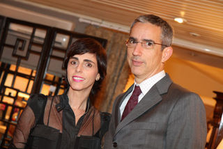 A jornalista e consultora de moda Lilian Pacce e o marido Leao Serva