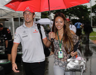Jenson Button e Jessica Michibata chegam em Cingapura