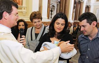Emoção de Dilma Rousseff no batizado do neto, Gabriel