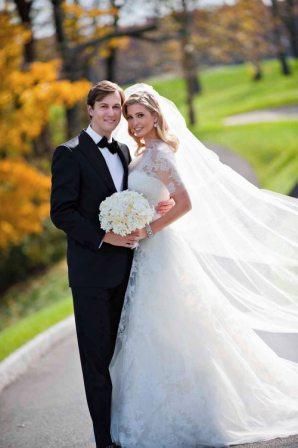 Ivanka Trump, herdeira de Donald Trump, e Jared Kushner se casaram em Nova Jersey, Estados Unidos. Ela usava um modelo Vera Wang inspirado no vestido de casamento de Grace Kelly