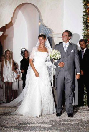 Príncipe Nikolaos, da Grécia, e a empresária Tatiana Blatnik, com vestido de renda assinado pelo venezuelano Angel Sanchez, na pequena ilha de Spetses, na Grécia