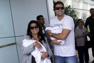 Giovanna Antonelli e Leonardo Nogueira deixam a maternidade com as gêmeas