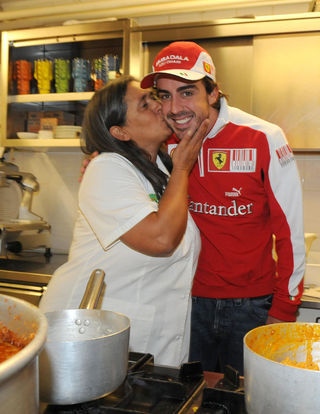 Fernando Alonso ganha beijo de chef italiana