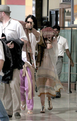 Russell Brand e Katy Perry no aeroporto de Jaipur, na Índia