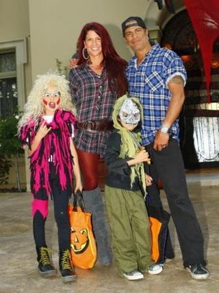 Guitarrista Slash, acompanhado da mulher Perla Hudson, leva os filhos London e Cash, para brincadeiras de Halloween