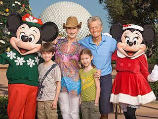 Michael Douglas e sua família se divertem na Disney