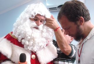 Rodrigo Santoro se veste de Papai Noel para quadro do 'Fantástico'