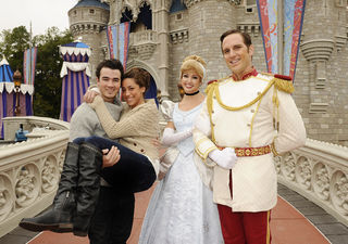 Kevin Jonas festeja o primeiro aniversário de casamento no Castelo da Cinderela, na Disney