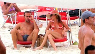 Deborah Secco e Roger Flores curtem praia no Rio de Janeiro