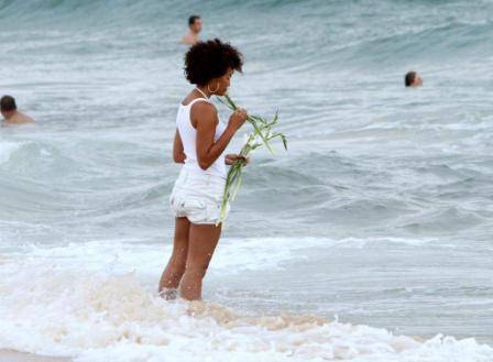 Sheron Menezzes oferece flores na praia de Ipanema