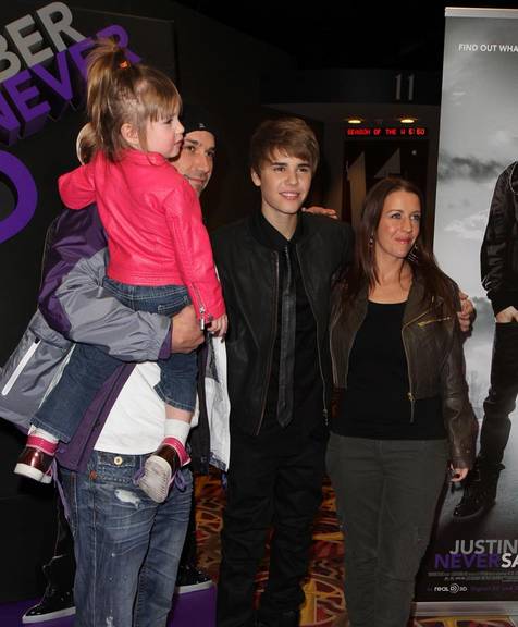 Justin Bieber com a família na estreia de seu filme, 'Never Say Never'