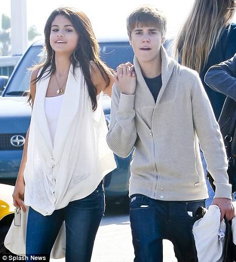 Justin Bieber e Selena Gomez passeiam de mãos dadas