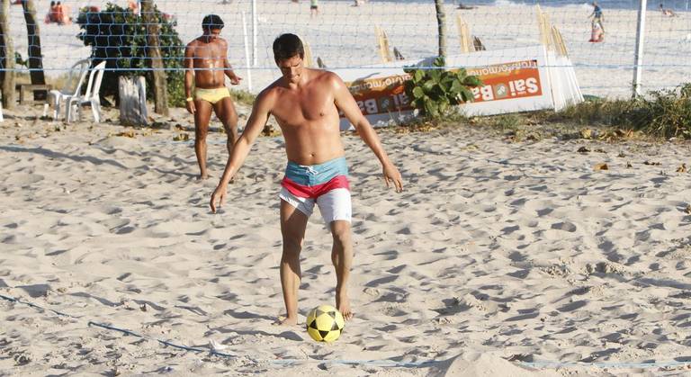 Márcio Garcia mostra talento com a bola em partida de futevôlei na praia