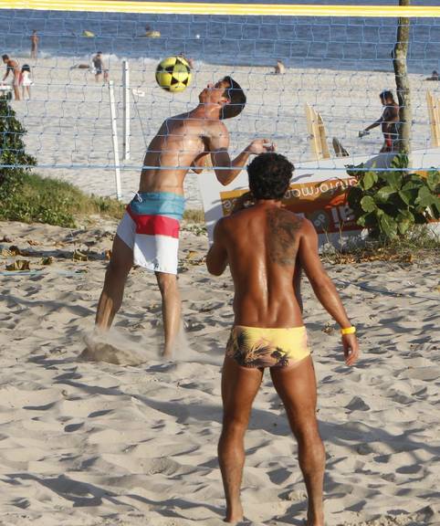 Márcio Garcia mostra talento com a bola em partida de futevôlei na praia