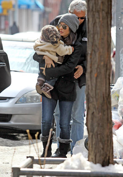 Sandra Bullock protege seu filho, Louis, do frio com um forte abraço