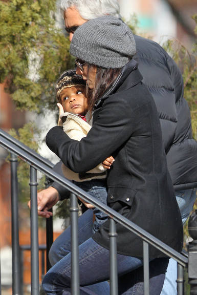 Sandra Bullock protege seu filho, Louis, do frio com um forte abraço
