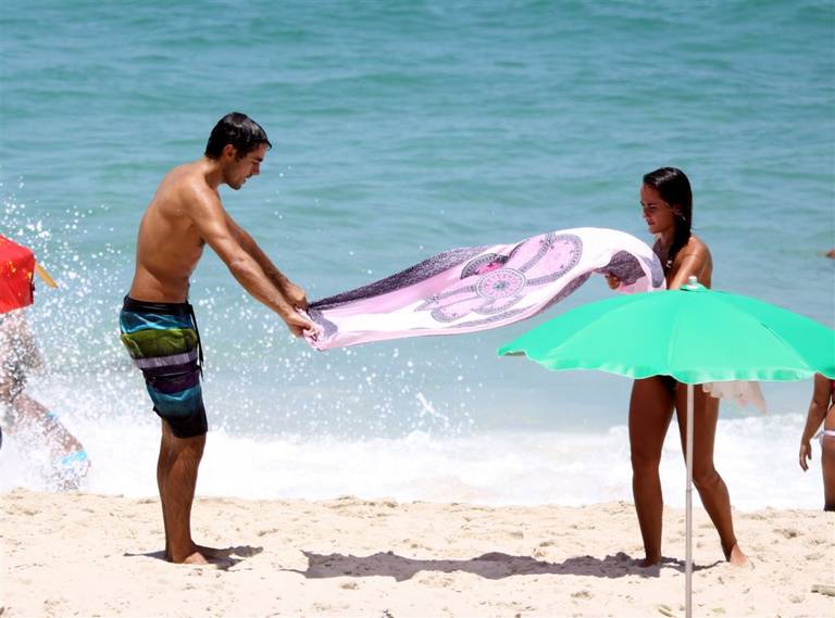 Companheiros, Ricardo Pereira e a mulher Francisca Pinto Ribeiro tomam banho de sol e de mar em praia no Rio de Janeiro