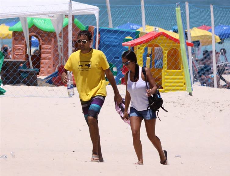 Companheiros, Ricardo Pereira e a mulher Francisca Pinto Ribeiro tomam banho de sol e de mar em praia no Rio de Janeiro