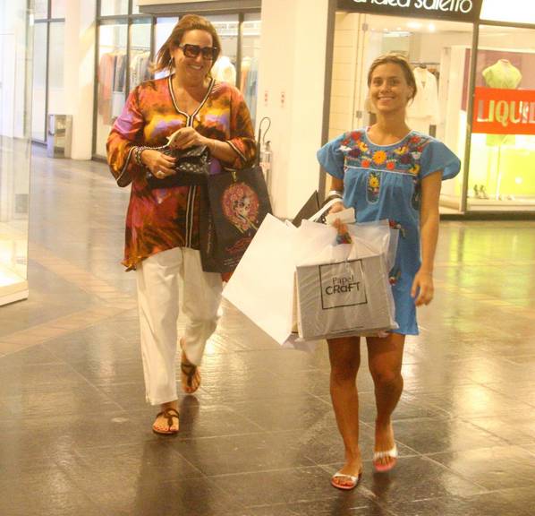 Claudia Jimenez e Carolina Dieckmann em dia de compras