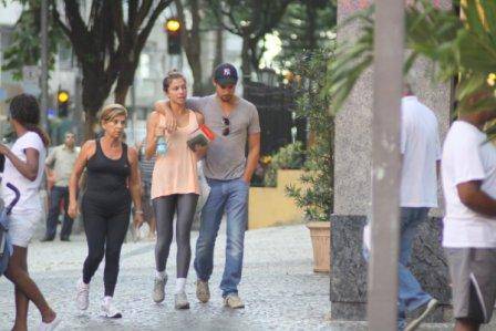 Cauã Reymond e Grazi Massafera caminham pelas ruas do Rio e mostram cumplicidade