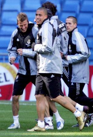 David Beckham e Ronaldo Nazário se divertem durante treino do Real Madrid