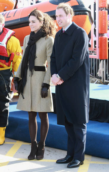 Kate Middleton e Príncipe William em primeiro ato oficial após o noivado